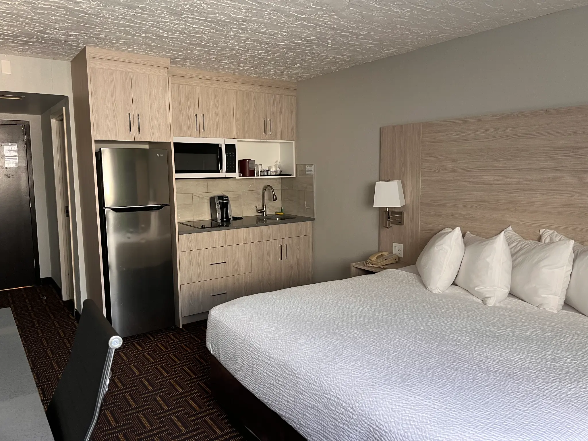 Wyndham Garden room wide angle with bed and kitchen